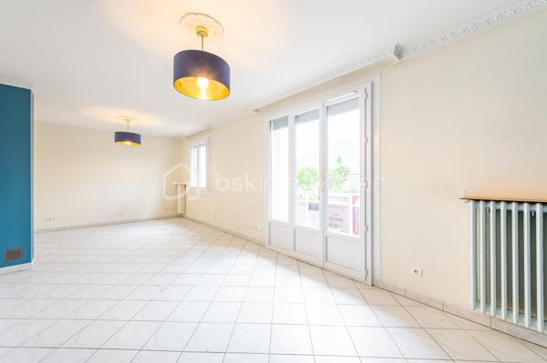 Quartier des fins - Venez découvrir ce lumineux T4 - T5 traversant Nord/Sud/Ouest de 75 m² carrez, situé au 2eme étage/3 au sein d'un bâtiment sécurisé.
Un hall d'entrée dessert une cuisine équipée avec sa loggia, une pièce de vie de plus de 23m² donnant sur un balcon orienté Sud Est offrant une vue dégagée sur les montagnes, trois généreuses chambres avec des grands placards aménagés et dont une avec un dressing en plus,  une salle d'eau, un WC. 
Rénovation énergétique effectuée (fenêtres, chaudière changées, isolation toit, combles et murs effectuée).
On apprécie la luminosité dans toutes les pièces, la vue dégagées sans vis-à-vis, la loggia faisant office de cellier - buanderie, le volume des chambres, les nombreux rangements, la motorisation des volets roulants centralisés, la possibilité de faire une 4eme chambre.
Bâtiment occupé uniquement par des propriétaires résidents. 2 appartements / palier.
Charges de copropriété : 191 €/mois comprenant le chauffage (collectif gaz)
En prolongement du grand local commun à vélos, une cave privative de plus de 8m² avec soupirail, établi et électricité pour VAE complète ce bien.
Possible d'acquérir un garage dans la copropriété.
Proche commerces, écoles, bus et facile pour sortir d'Annecy direction la Suisse.