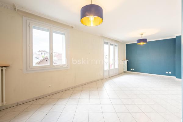 Quartier des fins - Venez découvrir ce lumineux T4 - T5 traversant Nord/Sud/Ouest de 75 m² carrez, situé au 2eme étage/3 au sein d'un bâtiment sécurisé.
Un hall d'entrée dessert une cuisine équipée avec sa loggia, une pièce de vie de plus de 23m² donnant sur un balcon orienté Sud Est offrant une vue dégagée sur les montagnes, trois généreuses chambres avec des grands placards aménagés et dont une avec un dressing en plus,  une salle d'eau, un WC. 
Rénovation énergétique effectuée (fenêtres, chaudière changées, isolation toit, combles et murs effectuée).
On apprécie la luminosité dans toutes les pièces, la vue dégagées sans vis-à-vis, la loggia faisant office de cellier - buanderie, le volume des chambres, les nombreux rangements, la motorisation des volets roulants centralisés, la possibilité de faire une 4eme chambre.
Bâtiment occupé uniquement par des propriétaires résidents. 2 appartements / palier.
Charges de copropriété : 191 €/mois comprenant le chauffage (collectif gaz)
En prolongement du grand local commun à vélos, une cave privative de plus de 8m² avec soupirail, établi et électricité pour VAE complète ce bien.
Possible d'acquérir un garage dans la copropriété.
Proche commerces, écoles, bus et facile pour sortir d'Annecy direction la Suisse.