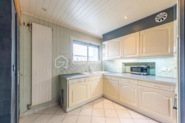 Quartier des fins - Venez découvrir ce lumineux T4 - T5 traversant Nord/Sud/Ouest de 75 m² carrez, situé au 2eme étage/3 au sein d'un bâtiment sécurisé.
Un hall d'entrée dessert une cuisine équipée avec sa loggia, une pièce de vie de plus de 23m² donnant sur un balcon orienté Sud Est offrant une vue dégagée sur les montagnes, trois généreuses chambres avec des grands placards aménagés et dont une avec un dressing en plus,  une salle d'eau, un WC. 
Rénovation énergétique effectuée (fenêtres, chaudière changées, isolation toit, combles et murs effectuée).
On apprécie la luminosité dans toutes les pièces, la vue dégagées sans vis-à-vis, la loggia faisant office de cellier - buanderie, le volume des chambres, les nombreux rangements, la motorisation des volets roulants centralisés, la possibilité de faire une 4eme chambre.
Bâtiment occupé uniquement par des propriétaires résidents. 2 appartements / palier.
Charges de copropriété : 191 €/mois comprenant le chauffage (collectif gaz)
En prolongement du grand local commun à vélos, une cave privative de plus de 8m² avec soupirail, établi et électricité pour VAE complète ce bien.
Possible d'acquérir un garage dans la copropriété.
Proche commerces, écoles, bus et facile pour sortir d'Annecy direction la Suisse.