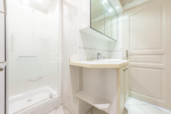Quartier des fins - Venez découvrir ce lumineux T4 - T5 traversant Nord/Sud/Ouest de 75 m² carrez, situé au 2eme étage/3 au sein d'un bâtiment sécurisé.
Un hall d'entrée dessert une cuisine équipée avec sa loggia, une pièce de vie de plus de 23m² donnant sur un balcon orienté Sud Est offrant une vue dégagée sur les montagnes, trois généreuses chambres avec des grands placards aménagés et dont une avec un dressing en plus,  une salle d'eau, un WC. 
Rénovation énergétique effectuée (fenêtres, chaudière changées, isolation toit, combles et murs effectuée).
On apprécie la luminosité dans toutes les pièces, la vue dégagées sans vis-à-vis, la loggia faisant office de cellier - buanderie, le volume des chambres, les nombreux rangements, la motorisation des volets roulants centralisés, la possibilité de faire une 4eme chambre.
Bâtiment occupé uniquement par des propriétaires résidents. 2 appartements / palier.
Charges de copropriété : 191 €/mois comprenant le chauffage (collectif gaz)
En prolongement du grand local commun à vélos, une cave privative de plus de 8m² avec soupirail, établi et électricité pour VAE complète ce bien.
Possible d'acquérir un garage dans la copropriété.
Proche commerces, écoles, bus et facile pour sortir d'Annecy direction la Suisse.