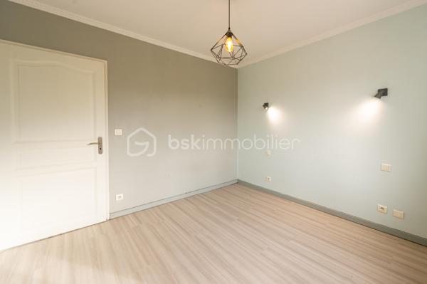 Quartier des fins - Venez découvrir ce lumineux T4 - T5 traversant Nord/Sud/Ouest de 75 m² carrez, situé au 2eme étage/3 au sein d'un bâtiment sécurisé.
Un hall d'entrée dessert une cuisine équipée avec sa loggia, une pièce de vie de plus de 23m² donnant sur un balcon orienté Sud Est offrant une vue dégagée sur les montagnes, trois généreuses chambres avec des grands placards aménagés et dont une avec un dressing en plus,  une salle d'eau, un WC. 
Rénovation énergétique effectuée (fenêtres, chaudière changées, isolation toit, combles et murs effectuée).
On apprécie la luminosité dans toutes les pièces, la vue dégagées sans vis-à-vis, la loggia faisant office de cellier - buanderie, le volume des chambres, les nombreux rangements, la motorisation des volets roulants centralisés, la possibilité de faire une 4eme chambre.
Bâtiment occupé uniquement par des propriétaires résidents. 2 appartements / palier.
Charges de copropriété : 191 €/mois comprenant le chauffage (collectif gaz)
En prolongement du grand local commun à vélos, une cave privative de plus de 8m² avec soupirail, établi et électricité pour VAE complète ce bien.
Possible d'acquérir un garage dans la copropriété.
Proche commerces, écoles, bus et facile pour sortir d'Annecy direction la Suisse.