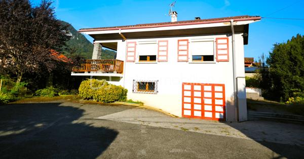 Découvrez cette charmante maison à Marnaz offrant un cadre de vie paisible dans un lotissement résidentiel. Profitez de la tranquillité d'un environnement calme, tout en étant proche des commodités urbaines. 

Cette maison de 154 m² habitables s'étend sur un terrain de 863 m², idéale pour une famille. Elle comprend 5 pièces, dont 3 chambres, réparties sur 2 niveaux, garantissant de l'espace.

Au rez-de-chaussée, un garage de de 13m2, un atelier de 22m2, une buanderie avec douche et chaufferie de 33m2, une cave et un grand dégagement. 
Au première étage vous trouverez un séjour lumineux, une cuisine, deux chambres, une salle d'eau et le WC séparé apportent des commodités appréciées ainsi qu'une terrasse, balcon de 13m2.
Au deuxième étage vous arriverez directement sur un plateau avec un dégagement donnant accès à une chambre et à diverses possibilité d'aménagement;

À l'extérieur plus de huit places de parking possibles, rendant cette maison fortement pratique notamment avec sont chalet de 16m2 pouvant accueillir une voiture et plus.  

Bien que des travaux soient à prévoir, ce bien aux atouts indéniables est une opportunité à saisir dans un quartier paisible de Marnaz.