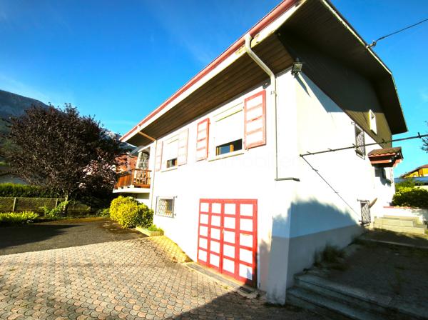 Découvrez cette charmante maison à Marnaz offrant un cadre de vie paisible dans un lotissement résidentiel. Profitez de la tranquillité d'un environnement calme, tout en étant proche des commodités urbaines. 

Cette maison de 154 m² habitables s'étend sur un terrain de 863 m², idéale pour une famille. Elle comprend 5 pièces, dont 3 chambres, réparties sur 2 niveaux, garantissant de l'espace.

Au rez-de-chaussée, un garage de de 13m2, un atelier de 22m2, une buanderie avec douche et chaufferie de 33m2, une cave et un grand dégagement. 
Au première étage vous trouverez un séjour lumineux, une cuisine, deux chambres, une salle d'eau et le WC séparé apportent des commodités appréciées ainsi qu'une terrasse, balcon de 13m2.
Au deuxième étage vous arriverez directement sur un plateau avec un dégagement donnant accès à une chambre et à diverses possibilité d'aménagement;

À l'extérieur plus de huit places de parking possibles, rendant cette maison fortement pratique notamment avec sont chalet de 16m2 pouvant accueillir une voiture et plus.  

Bien que des travaux soient à prévoir, ce bien aux atouts indéniables est une opportunité à saisir dans un quartier paisible de Marnaz.