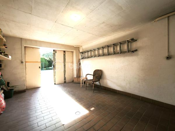 Découvrez cette charmante maison à Marnaz offrant un cadre de vie paisible dans un lotissement résidentiel. Profitez de la tranquillité d'un environnement calme, tout en étant proche des commodités urbaines. 

Cette maison de 154 m² habitables s'étend sur un terrain de 863 m², idéale pour une famille. Elle comprend 5 pièces, dont 3 chambres, réparties sur 2 niveaux, garantissant de l'espace.

Au rez-de-chaussée, un garage de de 13m2, un atelier de 22m2, une buanderie avec douche et chaufferie de 33m2, une cave et un grand dégagement. 
Au première étage vous trouverez un séjour lumineux, une cuisine, deux chambres, une salle d'eau et le WC séparé apportent des commodités appréciées ainsi qu'une terrasse, balcon de 13m2.
Au deuxième étage vous arriverez directement sur un plateau avec un dégagement donnant accès à une chambre et à diverses possibilité d'aménagement;

À l'extérieur plus de huit places de parking possibles, rendant cette maison fortement pratique notamment avec sont chalet de 16m2 pouvant accueillir une voiture et plus.  

Bien que des travaux soient à prévoir, ce bien aux atouts indéniables est une opportunité à saisir dans un quartier paisible de Marnaz.