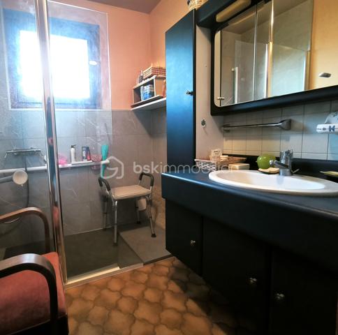 Découvrez cette charmante maison à Marnaz offrant un cadre de vie paisible dans un lotissement résidentiel. Profitez de la tranquillité d'un environnement calme, tout en étant proche des commodités urbaines. 

Cette maison de 154 m² habitables s'étend sur un terrain de 863 m², idéale pour une famille. Elle comprend 5 pièces, dont 3 chambres, réparties sur 2 niveaux, garantissant de l'espace.

Au rez-de-chaussée, un garage de de 13m2, un atelier de 22m2, une buanderie avec douche et chaufferie de 33m2, une cave et un grand dégagement. 
Au première étage vous trouverez un séjour lumineux, une cuisine, deux chambres, une salle d'eau et le WC séparé apportent des commodités appréciées ainsi qu'une terrasse, balcon de 13m2.
Au deuxième étage vous arriverez directement sur un plateau avec un dégagement donnant accès à une chambre et à diverses possibilité d'aménagement;

À l'extérieur plus de huit places de parking possibles, rendant cette maison fortement pratique notamment avec sont chalet de 16m2 pouvant accueillir une voiture et plus.  

Bien que des travaux soient à prévoir, ce bien aux atouts indéniables est une opportunité à saisir dans un quartier paisible de Marnaz.