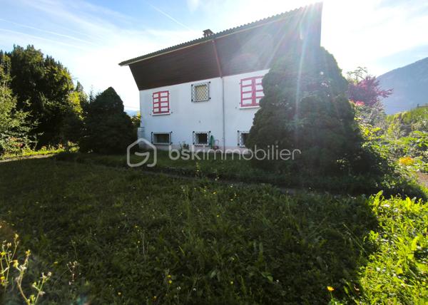 Découvrez cette charmante maison à Marnaz offrant un cadre de vie paisible dans un lotissement résidentiel. Profitez de la tranquillité d'un environnement calme, tout en étant proche des commodités urbaines. 

Cette maison de 154 m² habitables s'étend sur un terrain de 863 m², idéale pour une famille. Elle comprend 5 pièces, dont 3 chambres, réparties sur 2 niveaux, garantissant de l'espace.

Au rez-de-chaussée, un garage de de 13m2, un atelier de 22m2, une buanderie avec douche et chaufferie de 33m2, une cave et un grand dégagement. 
Au première étage vous trouverez un séjour lumineux, une cuisine, deux chambres, une salle d'eau et le WC séparé apportent des commodités appréciées ainsi qu'une terrasse, balcon de 13m2.
Au deuxième étage vous arriverez directement sur un plateau avec un dégagement donnant accès à une chambre et à diverses possibilité d'aménagement;

À l'extérieur plus de huit places de parking possibles, rendant cette maison fortement pratique notamment avec sont chalet de 16m2 pouvant accueillir une voiture et plus.  

Bien que des travaux soient à prévoir, ce bien aux atouts indéniables est une opportunité à saisir dans un quartier paisible de Marnaz.