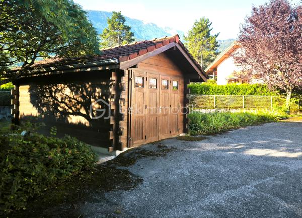 Découvrez cette charmante maison à Marnaz offrant un cadre de vie paisible dans un lotissement résidentiel. Profitez de la tranquillité d'un environnement calme, tout en étant proche des commodités urbaines. 

Cette maison de 154 m² habitables s'étend sur un terrain de 863 m², idéale pour une famille. Elle comprend 5 pièces, dont 3 chambres, réparties sur 2 niveaux, garantissant de l'espace.

Au rez-de-chaussée, un garage de de 13m2, un atelier de 22m2, une buanderie avec douche et chaufferie de 33m2, une cave et un grand dégagement. 
Au première étage vous trouverez un séjour lumineux, une cuisine, deux chambres, une salle d'eau et le WC séparé apportent des commodités appréciées ainsi qu'une terrasse, balcon de 13m2.
Au deuxième étage vous arriverez directement sur un plateau avec un dégagement donnant accès à une chambre et à diverses possibilité d'aménagement;

À l'extérieur plus de huit places de parking possibles, rendant cette maison fortement pratique notamment avec sont chalet de 16m2 pouvant accueillir une voiture et plus.  

Bien que des travaux soient à prévoir, ce bien aux atouts indéniables est une opportunité à saisir dans un quartier paisible de Marnaz.