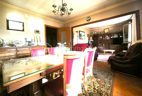 Découvrez cette charmante maison à Marnaz offrant un cadre de vie paisible dans un lotissement résidentiel. Profitez de la tranquillité d'un environnement calme, tout en étant proche des commodités urbaines. 

Cette maison de 154 m² habitables s'étend sur un terrain de 863 m², idéale pour une famille. Elle comprend 5 pièces, dont 3 chambres, réparties sur 2 niveaux, garantissant de l'espace.

Au rez-de-chaussée, un garage de de 13m2, un atelier de 22m2, une buanderie avec douche et chaufferie de 33m2, une cave et un grand dégagement. 
Au première étage vous trouverez un séjour lumineux, une cuisine, deux chambres, une salle d'eau et le WC séparé apportent des commodités appréciées ainsi qu'une terrasse, balcon de 13m2.
Au deuxième étage vous arriverez directement sur un plateau avec un dégagement donnant accès à une chambre et à diverses possibilité d'aménagement;

À l'extérieur plus de huit places de parking possibles, rendant cette maison fortement pratique notamment avec sont chalet de 16m2 pouvant accueillir une voiture et plus.  

Bien que des travaux soient à prévoir, ce bien aux atouts indéniables est une opportunité à saisir dans un quartier paisible de Marnaz.