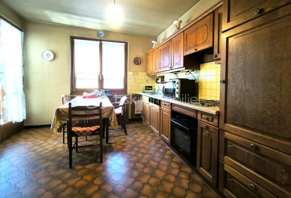 Découvrez cette charmante maison à Marnaz offrant un cadre de vie paisible dans un lotissement résidentiel. Profitez de la tranquillité d'un environnement calme, tout en étant proche des commodités urbaines. 

Cette maison de 154 m² habitables s'étend sur un terrain de 863 m², idéale pour une famille. Elle comprend 5 pièces, dont 3 chambres, réparties sur 2 niveaux, garantissant de l'espace.

Au rez-de-chaussée, un garage de de 13m2, un atelier de 22m2, une buanderie avec douche et chaufferie de 33m2, une cave et un grand dégagement. 
Au première étage vous trouverez un séjour lumineux, une cuisine, deux chambres, une salle d'eau et le WC séparé apportent des commodités appréciées ainsi qu'une terrasse, balcon de 13m2.
Au deuxième étage vous arriverez directement sur un plateau avec un dégagement donnant accès à une chambre et à diverses possibilité d'aménagement;

À l'extérieur plus de huit places de parking possibles, rendant cette maison fortement pratique notamment avec sont chalet de 16m2 pouvant accueillir une voiture et plus.  

Bien que des travaux soient à prévoir, ce bien aux atouts indéniables est une opportunité à saisir dans un quartier paisible de Marnaz.