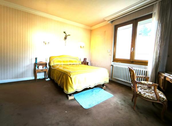 Découvrez cette charmante maison à Marnaz offrant un cadre de vie paisible dans un lotissement résidentiel. Profitez de la tranquillité d'un environnement calme, tout en étant proche des commodités urbaines. 

Cette maison de 154 m² habitables s'étend sur un terrain de 863 m², idéale pour une famille. Elle comprend 5 pièces, dont 3 chambres, réparties sur 2 niveaux, garantissant de l'espace.

Au rez-de-chaussée, un garage de de 13m2, un atelier de 22m2, une buanderie avec douche et chaufferie de 33m2, une cave et un grand dégagement. 
Au première étage vous trouverez un séjour lumineux, une cuisine, deux chambres, une salle d'eau et le WC séparé apportent des commodités appréciées ainsi qu'une terrasse, balcon de 13m2.
Au deuxième étage vous arriverez directement sur un plateau avec un dégagement donnant accès à une chambre et à diverses possibilité d'aménagement;

À l'extérieur plus de huit places de parking possibles, rendant cette maison fortement pratique notamment avec sont chalet de 16m2 pouvant accueillir une voiture et plus.  

Bien que des travaux soient à prévoir, ce bien aux atouts indéniables est une opportunité à saisir dans un quartier paisible de Marnaz.