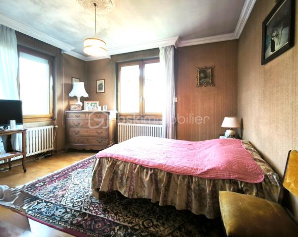 Découvrez cette charmante maison à Marnaz offrant un cadre de vie paisible dans un lotissement résidentiel. Profitez de la tranquillité d'un environnement calme, tout en étant proche des commodités urbaines. 

Cette maison de 154 m² habitables s'étend sur un terrain de 863 m², idéale pour une famille. Elle comprend 5 pièces, dont 3 chambres, réparties sur 2 niveaux, garantissant de l'espace.

Au rez-de-chaussée, un garage de de 13m2, un atelier de 22m2, une buanderie avec douche et chaufferie de 33m2, une cave et un grand dégagement. 
Au première étage vous trouverez un séjour lumineux, une cuisine, deux chambres, une salle d'eau et le WC séparé apportent des commodités appréciées ainsi qu'une terrasse, balcon de 13m2.
Au deuxième étage vous arriverez directement sur un plateau avec un dégagement donnant accès à une chambre et à diverses possibilité d'aménagement;

À l'extérieur plus de huit places de parking possibles, rendant cette maison fortement pratique notamment avec sont chalet de 16m2 pouvant accueillir une voiture et plus.  

Bien que des travaux soient à prévoir, ce bien aux atouts indéniables est une opportunité à saisir dans un quartier paisible de Marnaz.