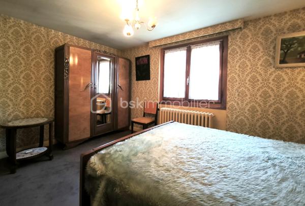Découvrez cette charmante maison à Marnaz offrant un cadre de vie paisible dans un lotissement résidentiel. Profitez de la tranquillité d'un environnement calme, tout en étant proche des commodités urbaines. 

Cette maison de 154 m² habitables s'étend sur un terrain de 863 m², idéale pour une famille. Elle comprend 5 pièces, dont 3 chambres, réparties sur 2 niveaux, garantissant de l'espace.

Au rez-de-chaussée, un garage de de 13m2, un atelier de 22m2, une buanderie avec douche et chaufferie de 33m2, une cave et un grand dégagement. 
Au première étage vous trouverez un séjour lumineux, une cuisine, deux chambres, une salle d'eau et le WC séparé apportent des commodités appréciées ainsi qu'une terrasse, balcon de 13m2.
Au deuxième étage vous arriverez directement sur un plateau avec un dégagement donnant accès à une chambre et à diverses possibilité d'aménagement;

À l'extérieur plus de huit places de parking possibles, rendant cette maison fortement pratique notamment avec sont chalet de 16m2 pouvant accueillir une voiture et plus.  

Bien que des travaux soient à prévoir, ce bien aux atouts indéniables est une opportunité à saisir dans un quartier paisible de Marnaz.