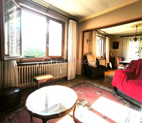 Découvrez cette charmante maison à Marnaz offrant un cadre de vie paisible dans un lotissement résidentiel. Profitez de la tranquillité d'un environnement calme, tout en étant proche des commodités urbaines. 

Cette maison de 154 m² habitables s'étend sur un terrain de 863 m², idéale pour une famille. Elle comprend 5 pièces, dont 3 chambres, réparties sur 2 niveaux, garantissant de l'espace.

Au rez-de-chaussée, un garage de de 13m2, un atelier de 22m2, une buanderie avec douche et chaufferie de 33m2, une cave et un grand dégagement. 
Au première étage vous trouverez un séjour lumineux, une cuisine, deux chambres, une salle d'eau et le WC séparé apportent des commodités appréciées ainsi qu'une terrasse, balcon de 13m2.
Au deuxième étage vous arriverez directement sur un plateau avec un dégagement donnant accès à une chambre et à diverses possibilité d'aménagement;

À l'extérieur plus de huit places de parking possibles, rendant cette maison fortement pratique notamment avec sont chalet de 16m2 pouvant accueillir une voiture et plus.  

Bien que des travaux soient à prévoir, ce bien aux atouts indéniables est une opportunité à saisir dans un quartier paisible de Marnaz.
