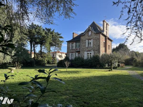 BOUGUENAIS les Couêts. Belle Demeure de 1903 avec annexes sur un Parc clos de 3 632 m².