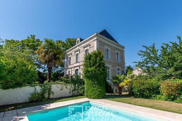 Elégante maison bourgeoise dans son écrin de verdure avec piscine