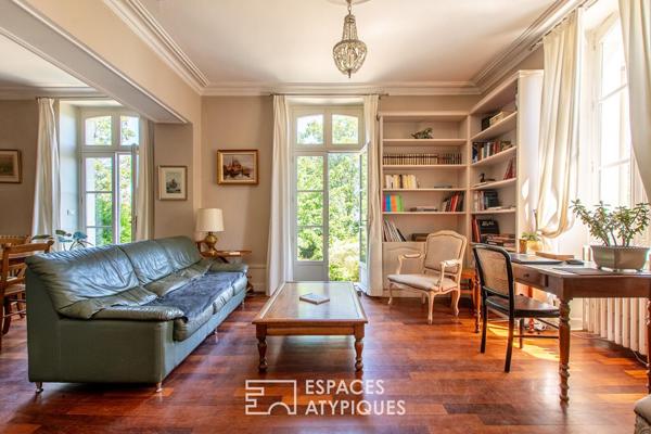 Elégante maison bourgeoise dans son écrin de verdure avec piscine