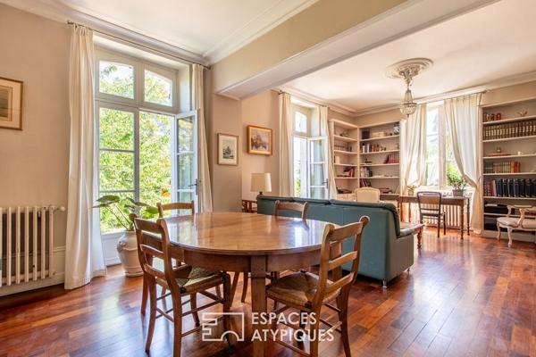 Elégante maison bourgeoise dans son écrin de verdure avec piscine