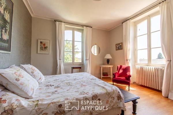 Elégante maison bourgeoise dans son écrin de verdure avec piscine