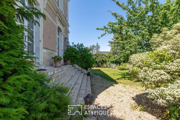 Elégante maison bourgeoise dans son écrin de verdure avec piscine