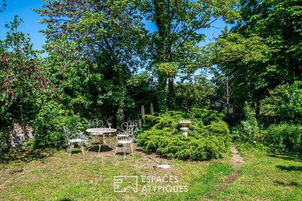 Elégante maison bourgeoise dans son écrin de verdure avec piscine