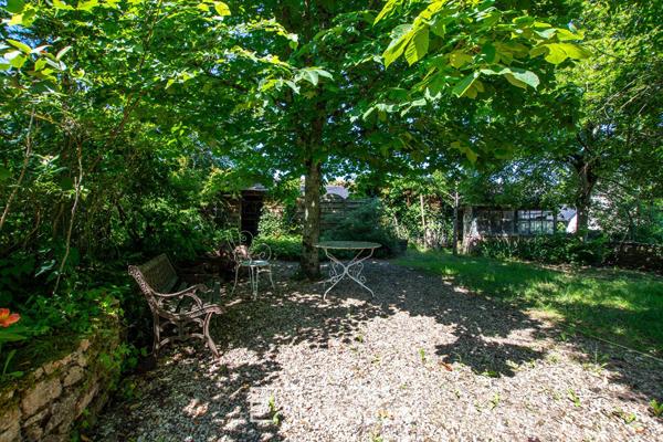 Elégante maison bourgeoise dans son écrin de verdure avec piscine