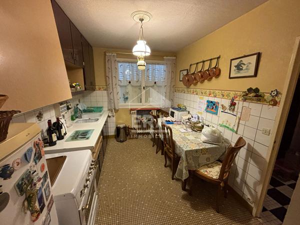 PAVILLON  DE PLAIN PIED ELEVE SUR SOUS-SOL QUARTIER PIERRE ET MARIE CURIE CHATEAUROUX