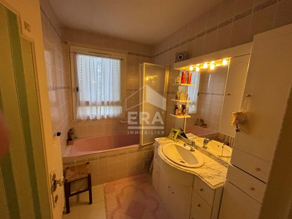 PAVILLON  DE PLAIN PIED ELEVE SUR SOUS-SOL QUARTIER PIERRE ET MARIE CURIE CHATEAUROUX