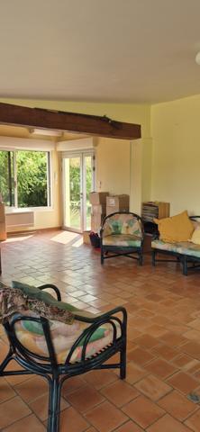 Maison de plain-pied avec grand terrain arboré et chai