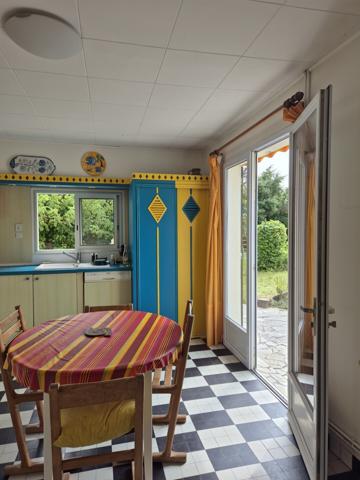 Maison de plain-pied avec grand terrain arboré et chai