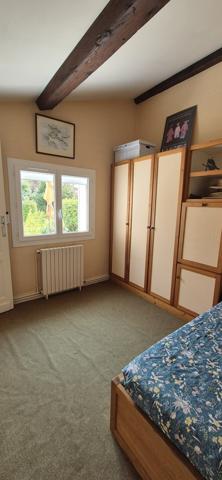 Maison de plain-pied avec grand terrain arboré et chai