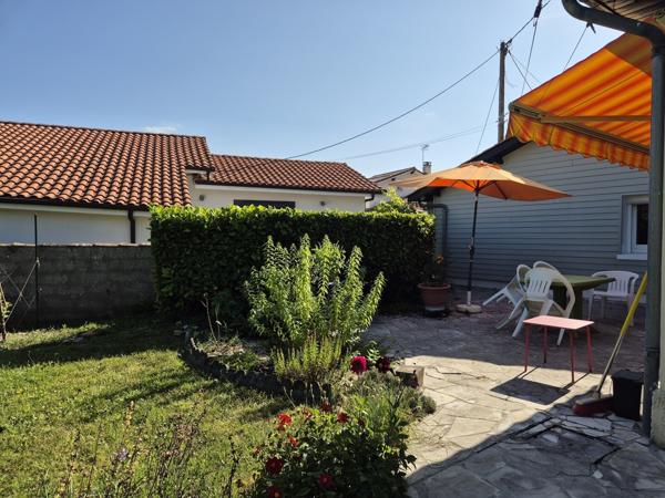 Maison de plain-pied avec grand terrain arboré et chai