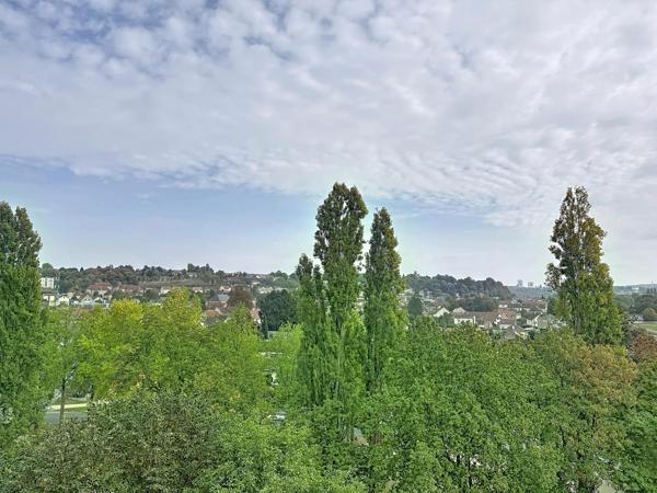 appartement avec une grande pièce de vie