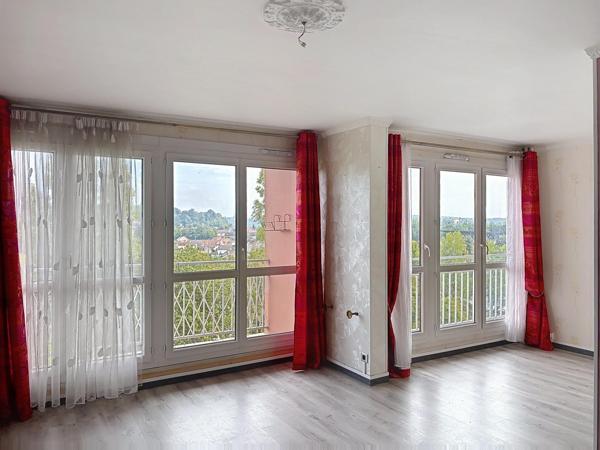 appartement avec une grande pièce de vie