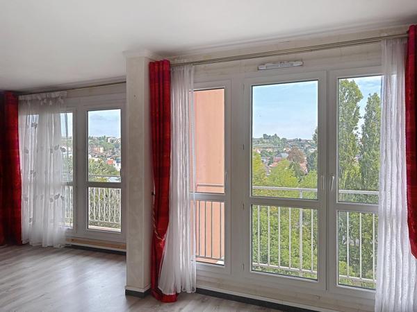 appartement avec une grande pièce de vie