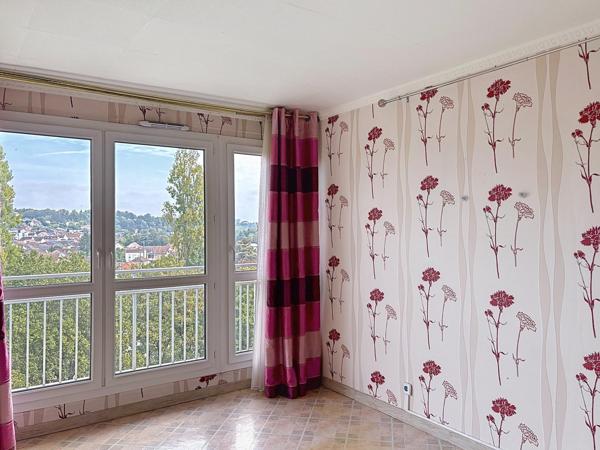 appartement avec une grande pièce de vie