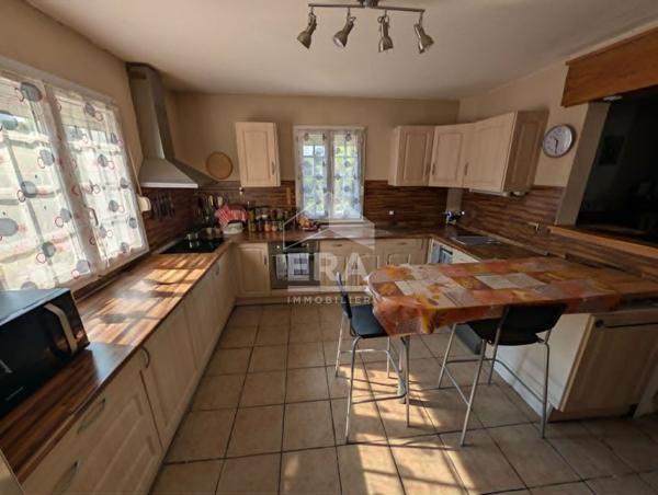 Maison individuelle avec studio indépendant vendre à Montpon-Ménestérol en Dordogne - 6 pièces, 141 m²  avec appartement indépendant de 43,9 m²