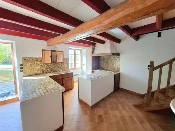 Maison en pierre avec des dépendances