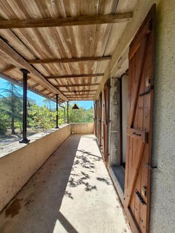 Maison en pierre avec des dépendances