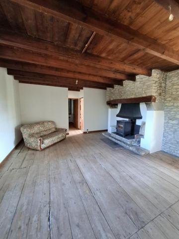 Maison en pierre avec des dépendances