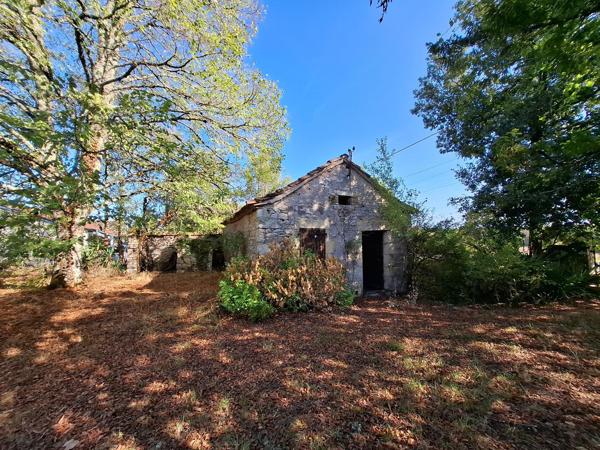 Maison en pierre avec des dépendances
