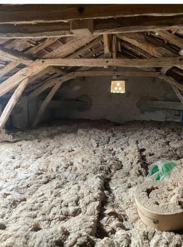 Maison en pierre avec des dépendances