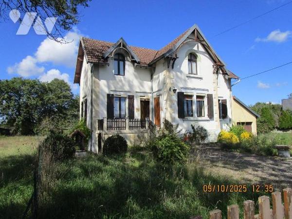 Maison de caractère, composée de : 
- Au rez-de-chaussée : cellier, 3 caves, chaufferie fuel, ...