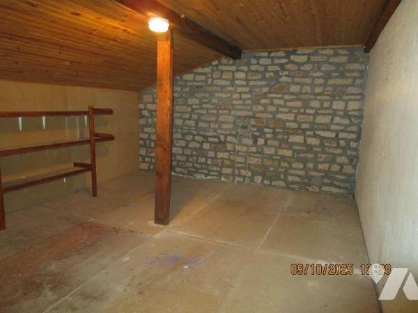 Maison de caractère, composée de : 
- Au rez-de-chaussée : cellier, 3 caves, chaufferie fuel, ...