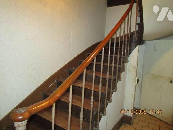 Maison de caractère, composée de : 
- Au rez-de-chaussée : cellier, 3 caves, chaufferie fuel, ...