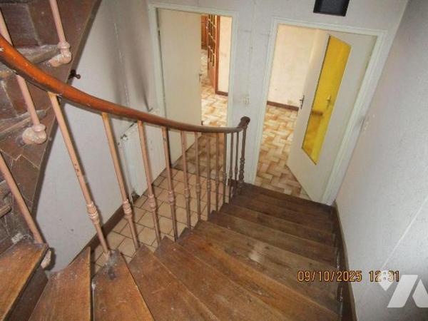 Maison de caractère, composée de : 
- Au rez-de-chaussée : cellier, 3 caves, chaufferie fuel, ...