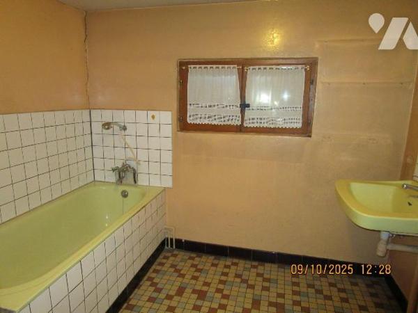 Maison de caractère, composée de : 
- Au rez-de-chaussée : cellier, 3 caves, chaufferie fuel, ...