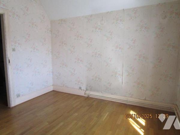 Maison de caractère, composée de : 
- Au rez-de-chaussée : cellier, 3 caves, chaufferie fuel, ...