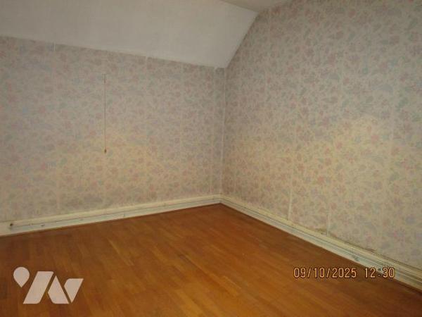 Maison de caractère, composée de : 
- Au rez-de-chaussée : cellier, 3 caves, chaufferie fuel, ...