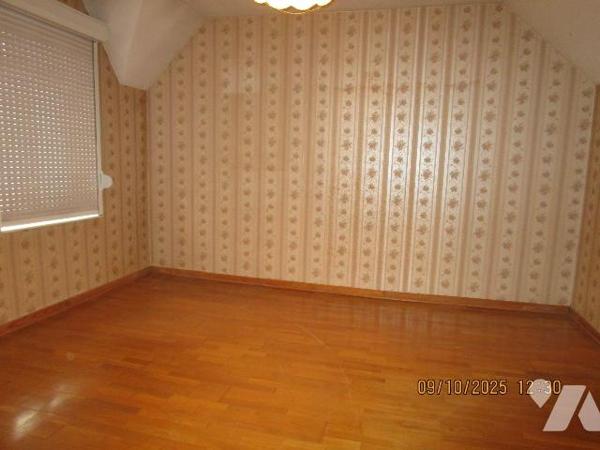 Maison de caractère, composée de : 
- Au rez-de-chaussée : cellier, 3 caves, chaufferie fuel, ...