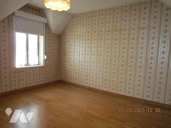 Maison de caractère, composée de : 
- Au rez-de-chaussée : cellier, 3 caves, chaufferie fuel, ...